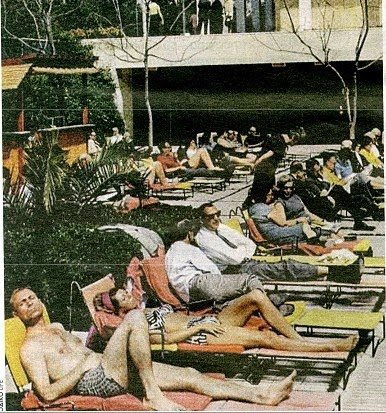 Τουρίστες λιάζονται στο Χίλτον ενώ τα τανκς προέλαυναν στο Καλλιμάρμαρο [εικόνες] | iefimerida.gr 1