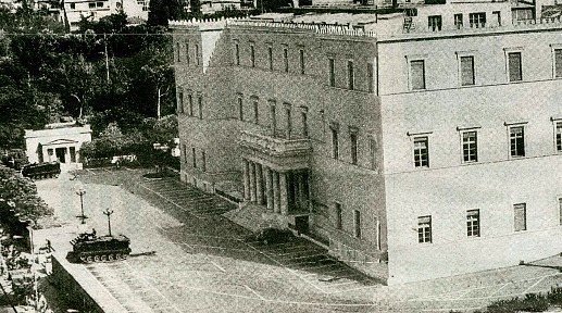 Τουρίστες λιάζονται στο Χίλτον ενώ τα τανκς προέλαυναν στο Καλλιμάρμαρο [εικόνες] | iefimerida.gr 2