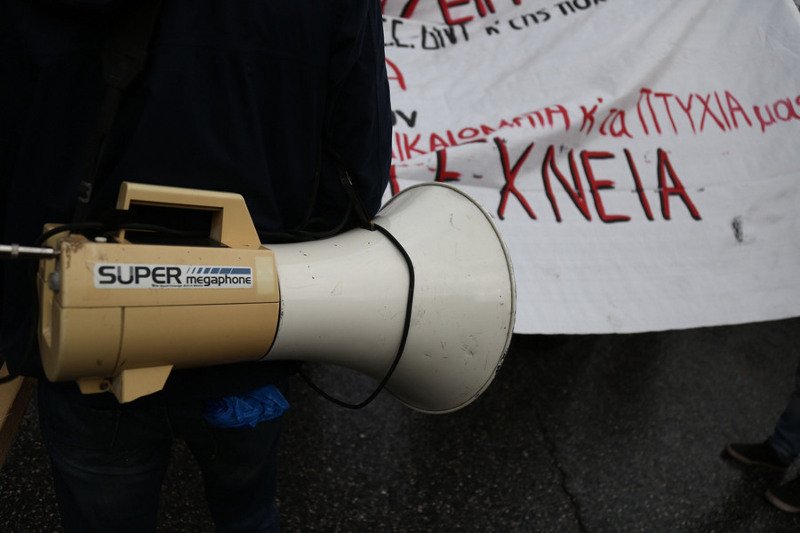 Επεισόδια και μολότοφ στα Εξάρχεια μετά την πορεία για το Πολυτεχνείο [εικόνες & βίντεο]  | iefimerida.gr 27