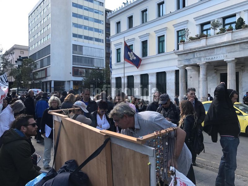 Καταγγέλλουν την εκδίωξη τους από το εμπορικό τρίγωνο της πρωτεύουσας