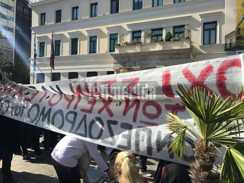 ΕΛ.ΑΣ. και Δήμος Αθηναίων τους διώχνουν πριν τους χορηγήσουν άλλες θέσεις για να ασκούν το επάγγελμα τους