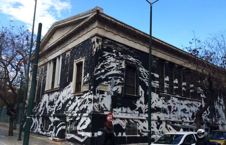 Επιχείρηση «καθαρό Πολυτεχνείο»: Εβγαλαν το γκράφιτι από το κτίριο αλλά όχι από τα δέντρα και τη στάση λεωφορείου [εικόνες] | iefimerida.gr 7