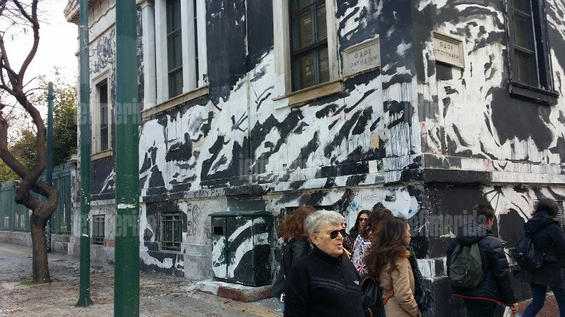 Σταμάτησε η αφαίρεση του γκράφιτι από το Πολυτεχνείο -Εφυγε το συνεργείο γιατί γίνεται συγκέντρωση κατά του καθαρισμού [εικόνες] | iefimerida.gr 1
