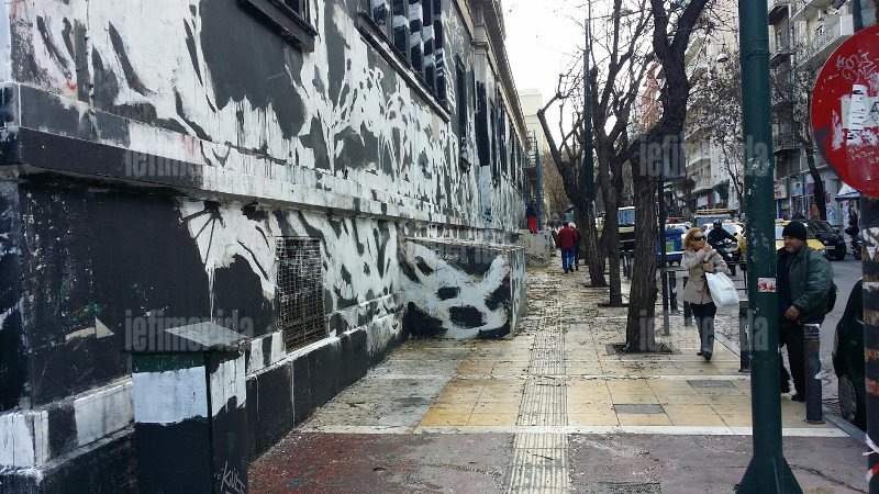 Σταμάτησε η αφαίρεση του γκράφιτι από το Πολυτεχνείο -Εφυγε το συνεργείο γιατί γίνεται συγκέντρωση κατά του καθαρισμού [εικόνες] | iefimerida.gr 3