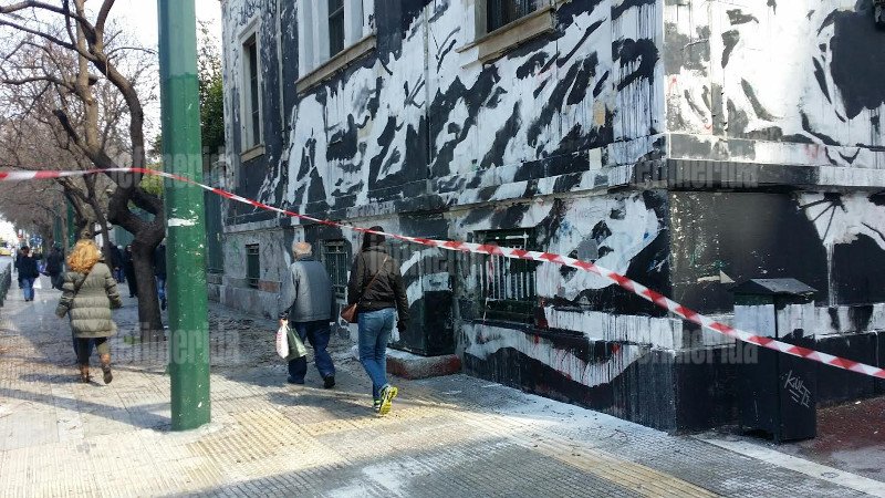 Σταμάτησε η αφαίρεση του γκράφιτι από το Πολυτεχνείο -Εφυγε το συνεργείο γιατί γίνεται συγκέντρωση κατά του καθαρισμού [εικόνες] | iefimerida.gr 4