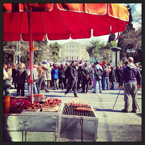 H Xριστίνα Πολίτη φωτογραφίζει σουβλάκια στη διαδήλωση στο Σύνταγμα [εικόνα] | iefimerida.gr 0