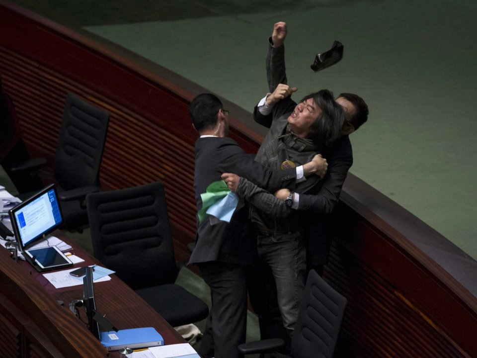 Μπουνιές και ξύλο στα Κοινοβούλια -Βουλευτές σε κατάσταση αμόκ έρχονται στα χέρια [εικόνες] | iefimerida.gr 0