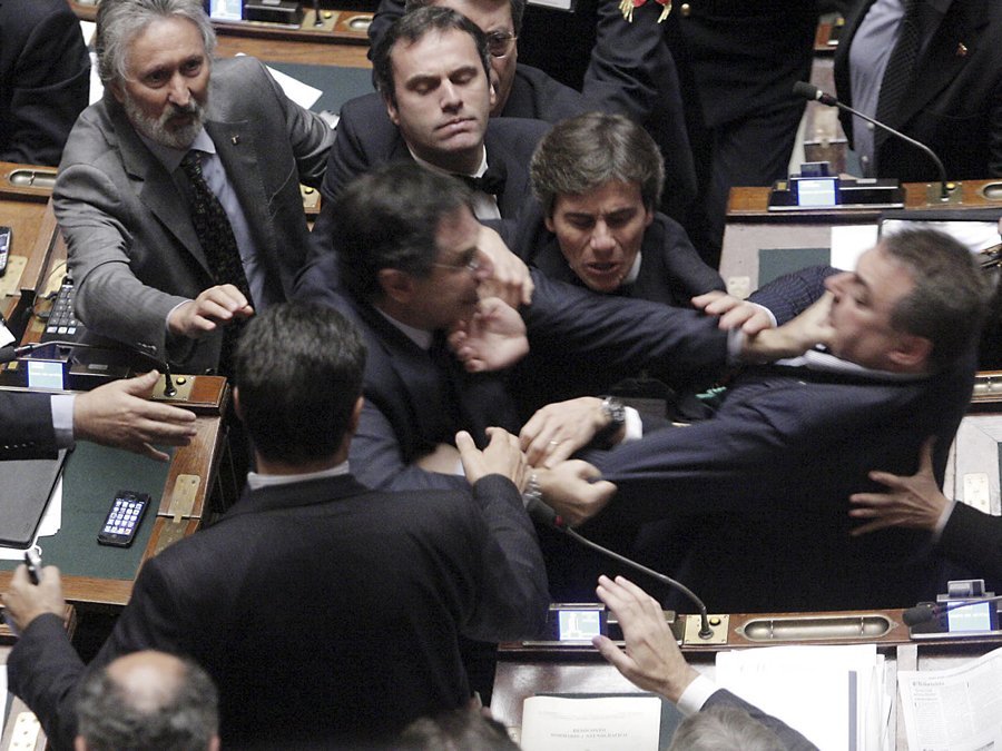 Μπουνιές και ξύλο στα Κοινοβούλια -Βουλευτές σε κατάσταση αμόκ έρχονται στα χέρια [εικόνες] | iefimerida.gr 11