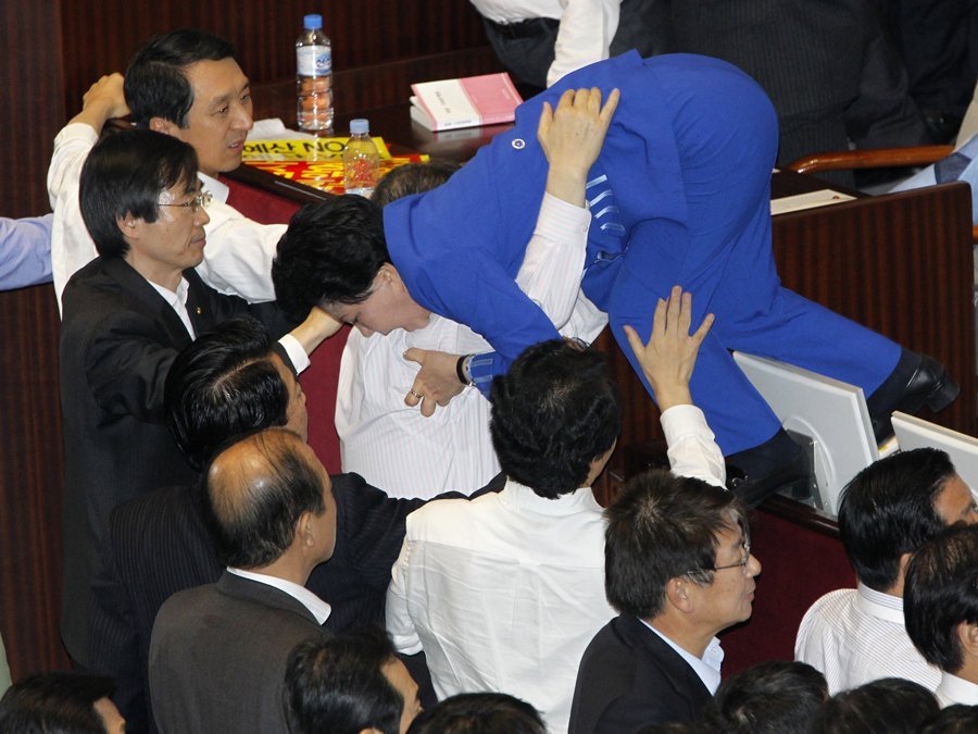 Μπουνιές και ξύλο στα Κοινοβούλια -Βουλευτές σε κατάσταση αμόκ έρχονται στα χέρια [εικόνες] | iefimerida.gr 9