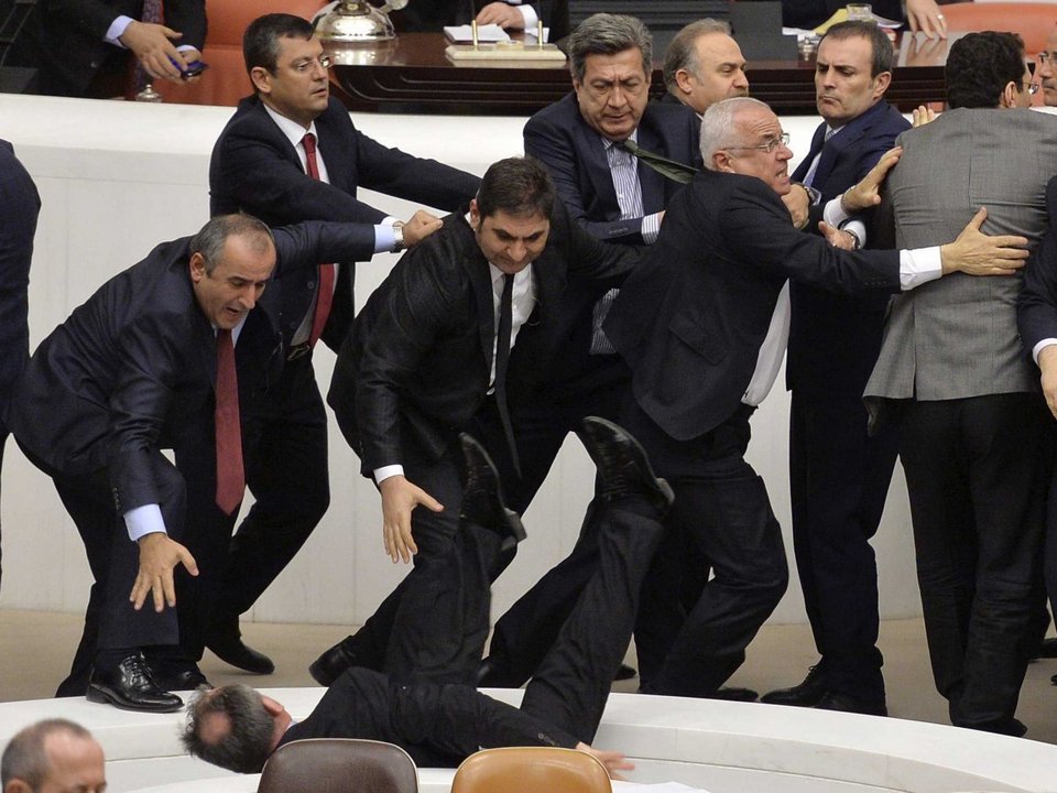 Μπουνιές και ξύλο στα Κοινοβούλια -Βουλευτές σε κατάσταση αμόκ έρχονται στα χέρια [εικόνες] | iefimerida.gr 1
