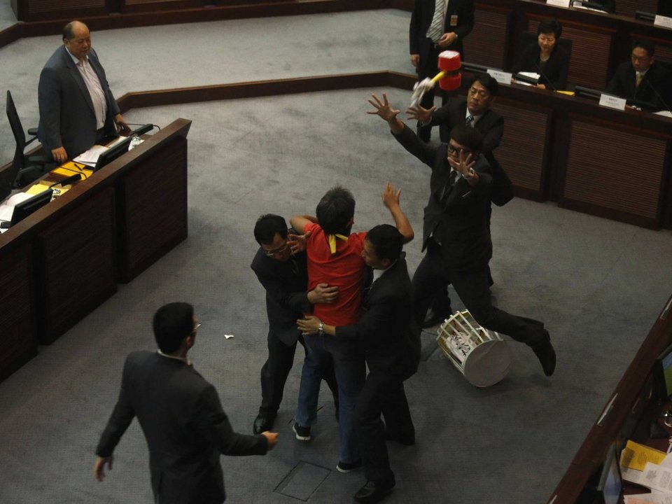 Μπουνιές και ξύλο στα Κοινοβούλια -Βουλευτές σε κατάσταση αμόκ έρχονται στα χέρια [εικόνες] | iefimerida.gr 3