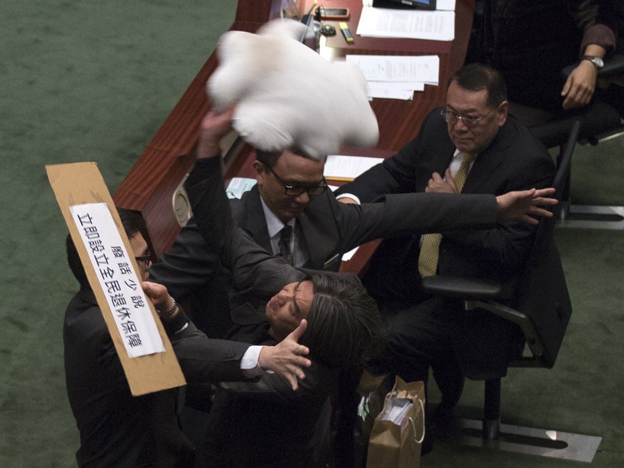 Μπουνιές και ξύλο στα Κοινοβούλια -Βουλευτές σε κατάσταση αμόκ έρχονται στα χέρια [εικόνες] | iefimerida.gr 4