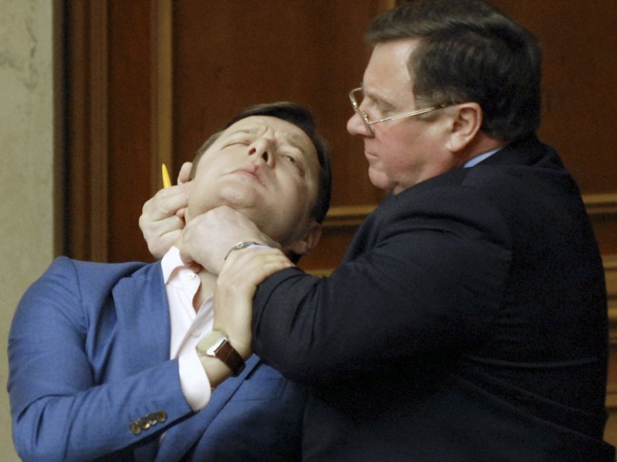 Μπουνιές και ξύλο στα Κοινοβούλια -Βουλευτές σε κατάσταση αμόκ έρχονται στα χέρια [εικόνες] | iefimerida.gr 6