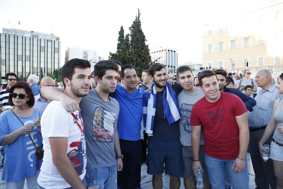 Ποιοι πολιτικοί πήγαν στη συγκέντρωση «Παραιτηθείτε» στο Σύνταγμα [εικόνες] | iefimerida.gr 2