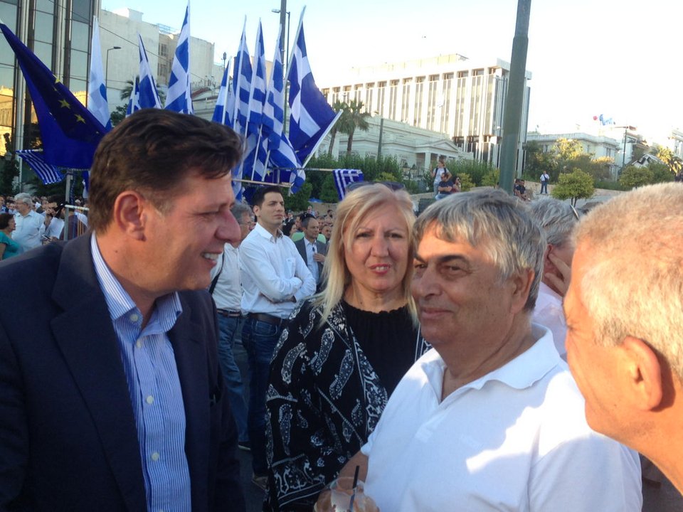 Ποιοι πολιτικοί πήγαν στη συγκέντρωση «Παραιτηθείτε» στο Σύνταγμα [εικόνες] | iefimerida.gr 3