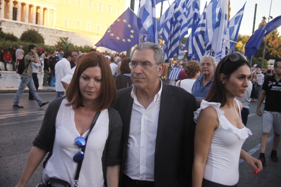 Ποιοι πολιτικοί πήγαν στη συγκέντρωση «Παραιτηθείτε» στο Σύνταγμα [εικόνες] | iefimerida.gr 5