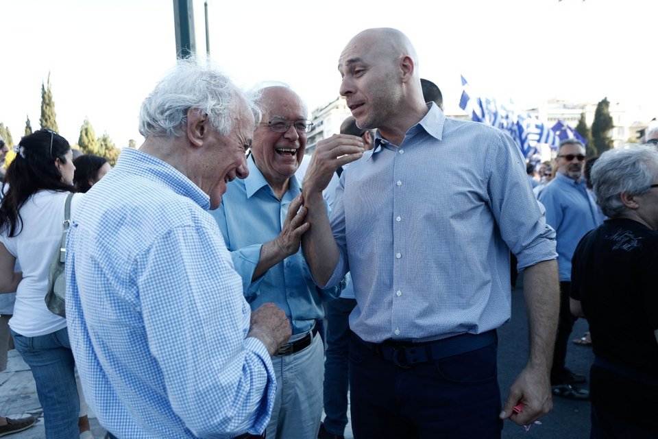 Ποιοι πολιτικοί πήγαν στη συγκέντρωση «Παραιτηθείτε» στο Σύνταγμα [εικόνες] | iefimerida.gr 1