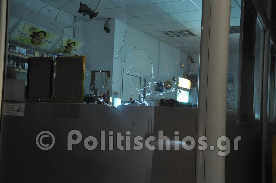 Επεισόδια στη Χίο: Πρόσφυγες έβαλαν φωτιές, κατέστρεψαν καταστήματα και αυτοκίνητα [βίντεο] | iefimerida.gr 1