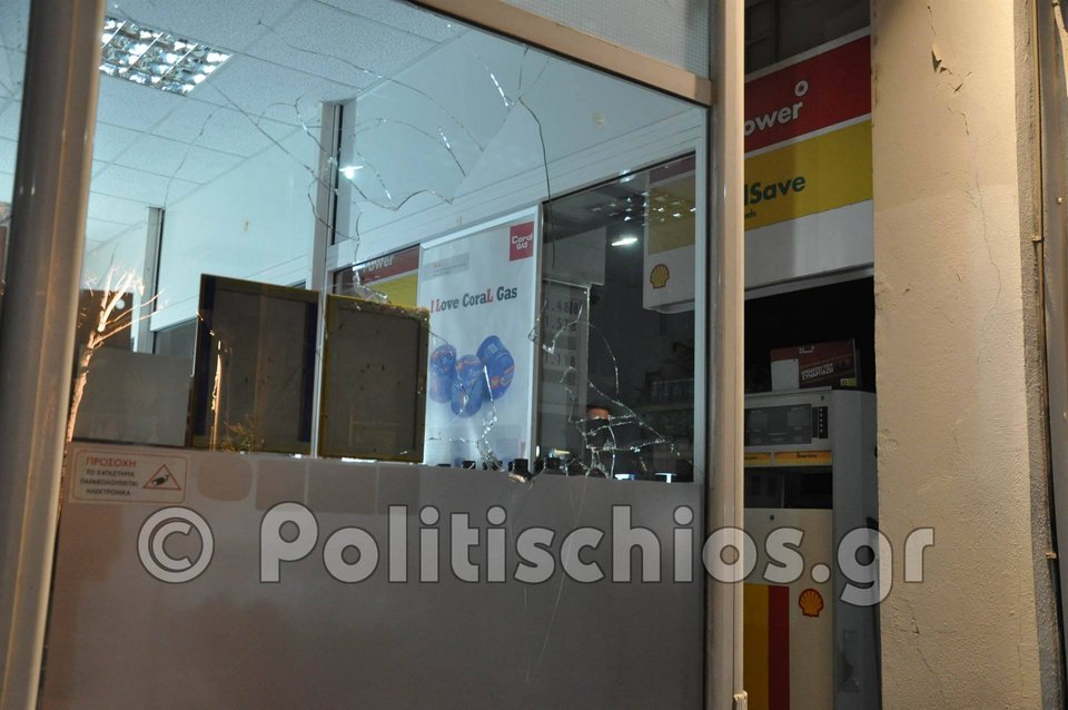 Επεισόδια στη Χίο: Πρόσφυγες έβαλαν φωτιές, κατέστρεψαν καταστήματα και αυτοκίνητα [βίντεο] | iefimerida.gr 2