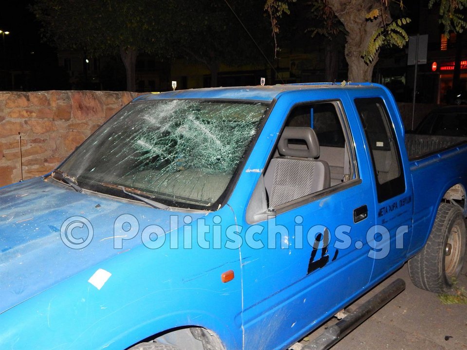 Επεισόδια στη Χίο: Πρόσφυγες έβαλαν φωτιές, κατέστρεψαν καταστήματα και αυτοκίνητα [βίντεο] | iefimerida.gr 7