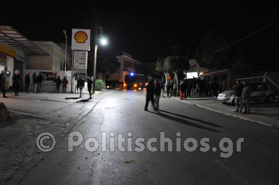 Επεισόδια στη Χίο: Πρόσφυγες έβαλαν φωτιές, κατέστρεψαν καταστήματα και αυτοκίνητα [βίντεο] | iefimerida.gr 0