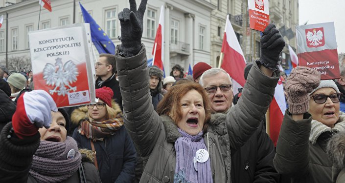 Πολωνία, το «αγκάθι» στο πόδι της Ευρωπαϊκής Ενωσης -Θέλει να φιμώσει δικαιοσύνη και Τύπο [εικόνες] | iefimerida.gr 2