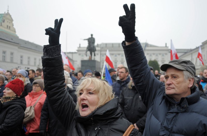 Οξύτατη πολιτική κρίση στην Πολωνία -Νέα αντικυβερνητική διαδήλωση και παρέμβαση Τουσκ | iefimerida.gr 1