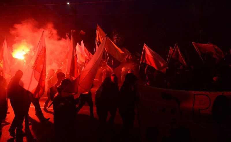 Εθνικιστές στους δρόμους της Βαρσοβίας: «Αγνή Πολωνία λευκή Πολωνία» [εικόνες] | iefimerida.gr 0