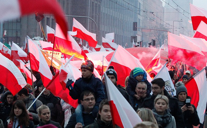 Εθνικιστές στους δρόμους της Βαρσοβίας: «Αγνή Πολωνία λευκή Πολωνία» [εικόνες] | iefimerida.gr 3