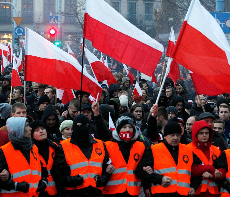 Εθνικιστές στους δρόμους της Βαρσοβίας: «Αγνή Πολωνία λευκή Πολωνία» [εικόνες] | iefimerida.gr 4