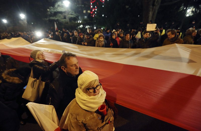 Πολωνία: Διαδηλωτές απέκλεισαν το κοινοβούλιο -Με αστυνομική προστασία έφυγε η πρωθυπουργός [εικόνες & βίντεο] | iefimerida.gr 2
