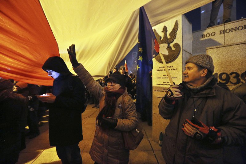 Πολωνία: Διαδηλωτές απέκλεισαν το κοινοβούλιο -Με αστυνομική προστασία έφυγε η πρωθυπουργός [εικόνες & βίντεο] | iefimerida.gr 3