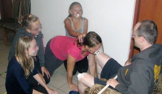 Ιερέας έβαζε 13χρονους να γλείφουν σαντιγί από τα γόνατά του [εικόνες] | iefimerida.gr 0