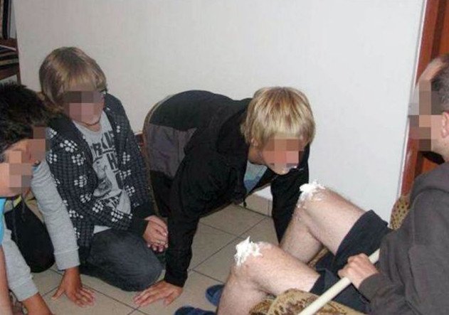 Ιερέας έβαζε 13χρονους να γλείφουν σαντιγί από τα γόνατά του [εικόνες] | iefimerida.gr 1