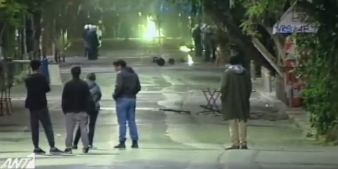 Επεισόδια στο Πολυτεχνείο: Νεαροί έστησαν οδοφράγματα στη Στουρνάρη -«Βροχή» μολότοφ κατά αστυνομικών | iefimerida.gr 7