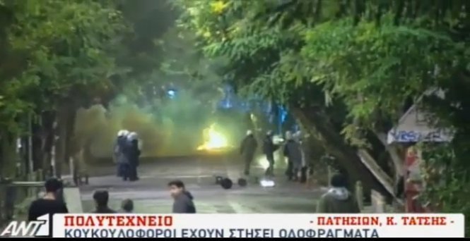 Επεισόδια στο Πολυτεχνείο: Νεαροί έστησαν οδοφράγματα στη Στουρνάρη -«Βροχή» μολότοφ κατά αστυνομικών | iefimerida.gr 8