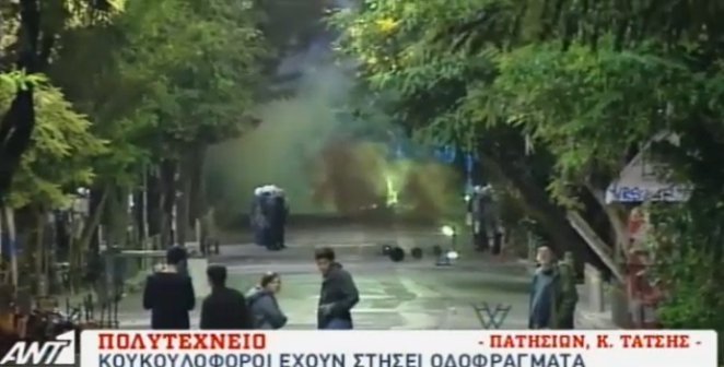 Επεισόδια στο Πολυτεχνείο: Νεαροί έστησαν οδοφράγματα στη Στουρνάρη -«Βροχή» μολότοφ κατά αστυνομικών | iefimerida.gr 9