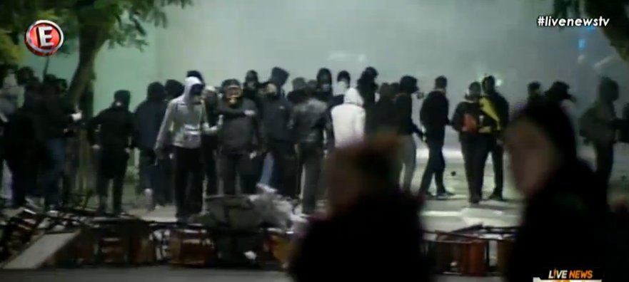 Επεισόδια στο Πολυτεχνείο: Νεαροί έστησαν οδοφράγματα στη Στουρνάρη -«Βροχή» μολότοφ κατά αστυνομικών | iefimerida.gr 10