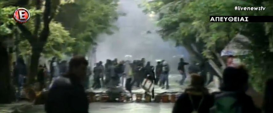 Επεισόδια στο Πολυτεχνείο: Νεαροί έστησαν οδοφράγματα στη Στουρνάρη -«Βροχή» μολότοφ κατά αστυνομικών | iefimerida.gr 11