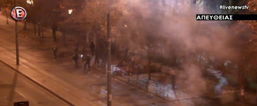 Επεισόδια στο Πολυτεχνείο: Νεαροί έστησαν οδοφράγματα στη Στουρνάρη -«Βροχή» μολότοφ κατά αστυνομικών | iefimerida.gr 13