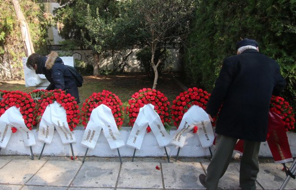 Συνδικαλιστικοί φορείς, εκπρόσωποι κομμάτων και πολίτες άφησαν λουλούδια στην Πολυτεχνική του ΑΠΘ [εικόνες] | iefimerida.gr 0