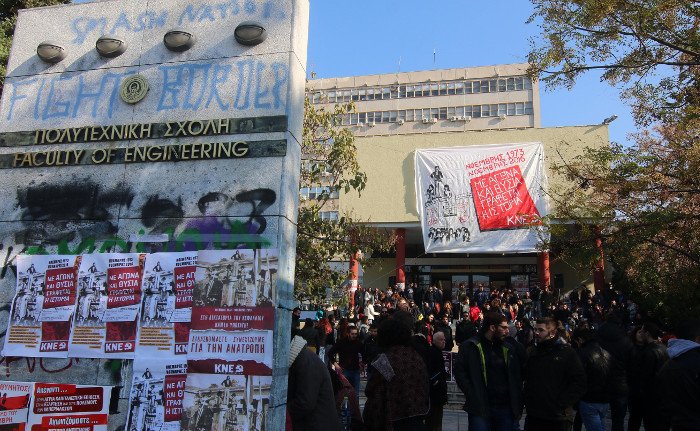 Συνδικαλιστικοί φορείς, εκπρόσωποι κομμάτων και πολίτες άφησαν λουλούδια στην Πολυτεχνική του ΑΠΘ [εικόνες] | iefimerida.gr 1