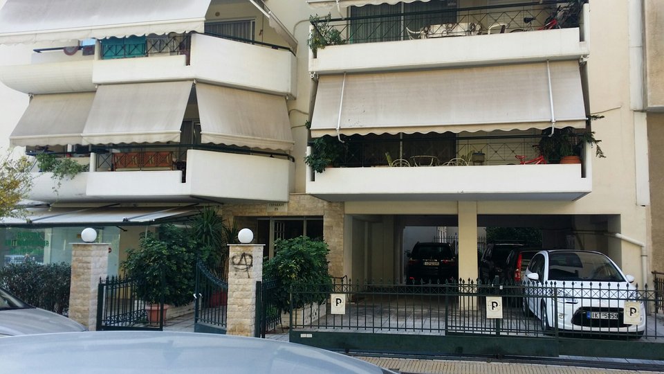 18χρονη στον Κολωνό έπεσε από τον 8ο όροφο πολυκατοικίας [εικόνες] | iefimerida.gr 1