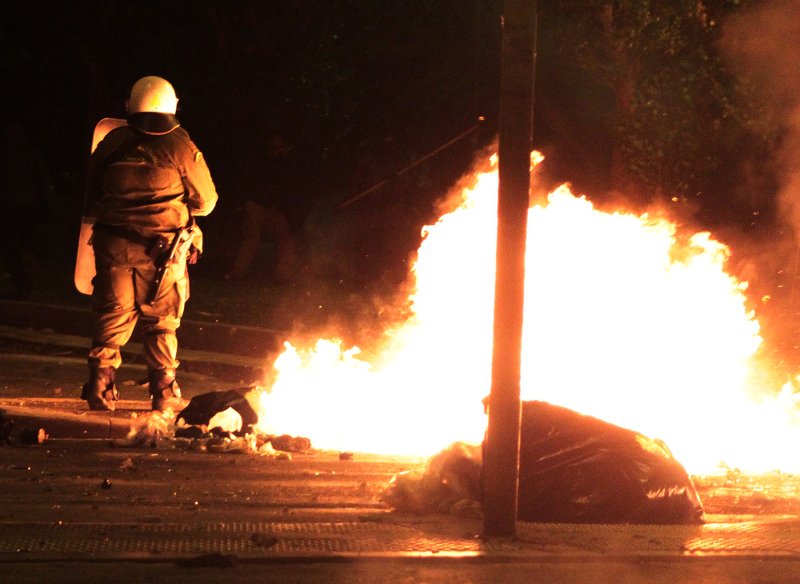 Ενας Ελληνας και ένας Ιταλός με βαριοπούλα συνελήφθησαν στα επεισόδια στο Πολυτεχνείο | iefimerida.gr 2
