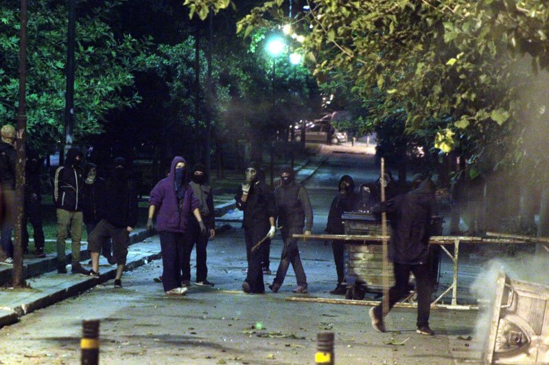 Ενας Ελληνας και ένας Ιταλός με βαριοπούλα συνελήφθησαν στα επεισόδια στο Πολυτεχνείο | iefimerida.gr 3
