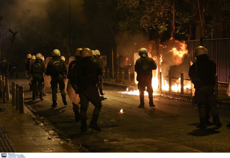 Επεισόδια και μολότοφ στα Εξάρχεια μετά την πορεία για το Πολυτεχνείο [εικόνες & βίντεο]  | iefimerida.gr 8