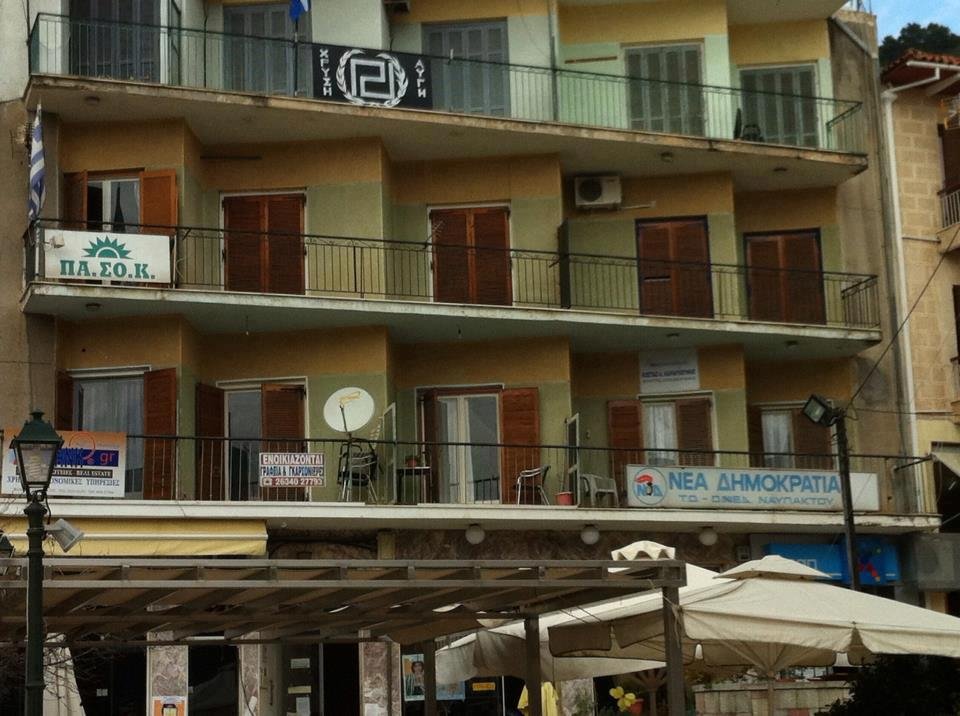 Θραύση κάνει στο διαδίκτυο... πολυκατοικία στη Ναύπακτο όπου συγκατοικούν ΝΔ, ΠΑΣΟΚ και Χρυσή Αυγή [εικόνα] | iefimerida.gr 0