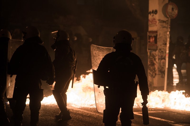 Οδοφράγματα και μολότοφ στο Πολυτεχνείο -Βροχή από χημικά στα συλλαλητήρια κατά Ομπαμα [εικόνες&βίντεο] | iefimerida.gr 0