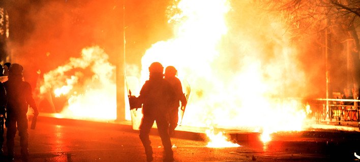 Επεισόδια στο Πολυτεχνείο: Νεαροί έστησαν οδοφράγματα στη Στουρνάρη -«Βροχή» μολότοφ κατά αστυνομικών | iefimerida.gr 4