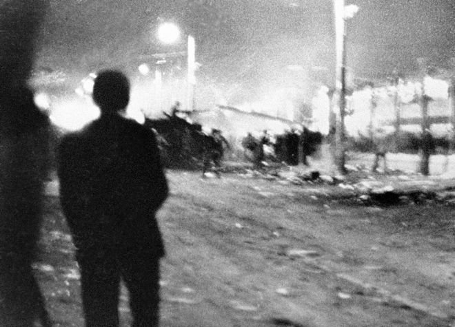 Η στιγμή που το τανκ έριξε την πόρτα του Πολυτεχνείου: Συγκλονιστική μαρτυρία του μοναδικού φωτογράφου που βρισκόταν εκεί [βίντεο] | iefimerida.gr 2